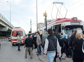 Otomobil tramvay yoluna girdi