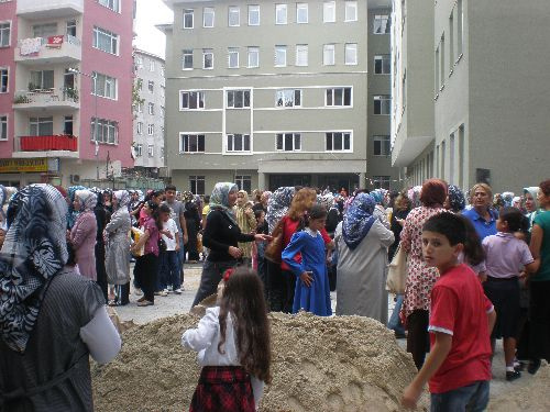 Bitmeyen okul inşaatı, velileri bezdirdi