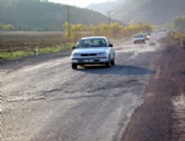 Ayaş Ankara yolu yıllardır ilgi bekliyor