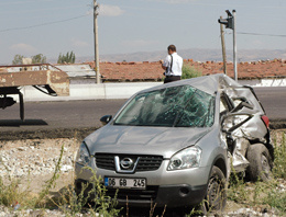 Çubuk'ta kamyon otomobille çarpıştı