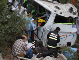 Antalya'da midibüs uçuruma yuvarlandı