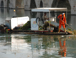 Seyhan Nehri temizleniyor