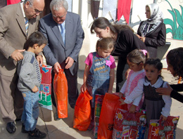 Adıyaman'da minikler hediyelerle sevindi