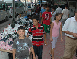 Adana'da çarşı pazar tıklım tıklım