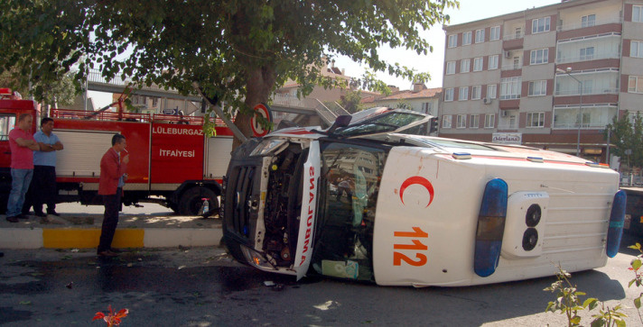 Ambulans otomobille çarpıştı