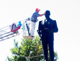 Burdur'da Atatürk Anıtına bakım