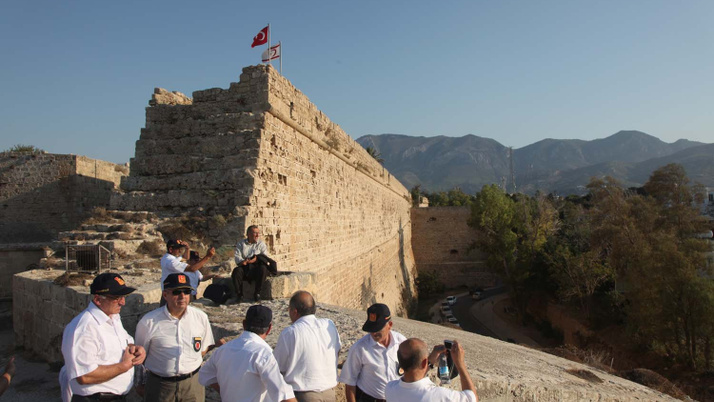 Kıbrıs, gazilerini bağrına bastı