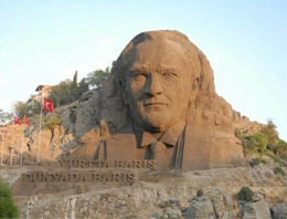 İzmir'de Atatürk Maskı'na saldırı