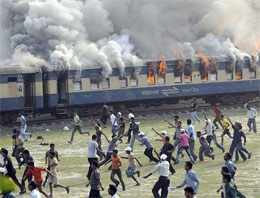 Tren göstericilerin arasına dalarsa