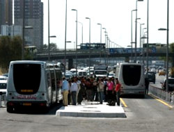 Otomobil metrobüs yoluna girdi